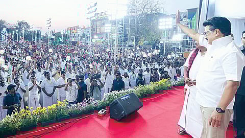 கூட்டணி கட்சி வேட்பாளர்களை ஆதரித்து தஞ்சாவூரில் நேற்று நடைபெற்ற பிரச்சார பொதுக்கூட்டத்தில் பங்கேற்க வந்த திமுக தலைவரும், முதல்வருமான மு.க.ஸ்டாலின்.