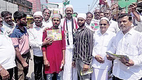 தாம்பரத்தில் இஸ்லாமியர்களிடம் வாக்கு சேகரிப்பில் ஈடுபட்ட அதிமுக வேட்பாளர் சிட்லபாக்கம் ராஜேந்திரன்.