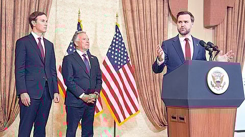 இஸ்லாமாபாத்தில் நேற்று செய்தியாளர்களுக்கு பேட்டியளித்த அமெரிக்க துணை அதிபர் வான்ஸ். உடன் அமெரிக்க சிறப்பு பிரதிநிதிகள் ஸ்டீவ் விட்காப், ஜெராட் குஷ்னர். படம்: பிடிஐ