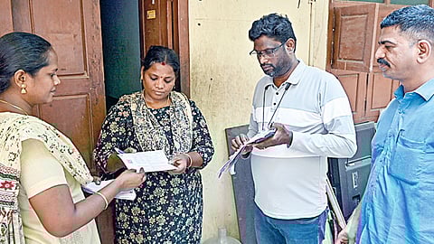 சட்டப்பேரவைத் தேர்தல் வாக்குப்பதிவை முன்னிட்டு, வாக்காளர்களுக்கான 'பூத் சிலிப்' வழங்கும் பணி நேற்று தொடங்கியது. மாநகராட்சி தேர்தல் பணியாளர்கள் சென்னை அயனாவரம் பகுதியில் வீடு வீடாக சென்று 'பூத் சிலிப்' வழங்கினர்.படம்: எஸ்.சத்தியசீலன்