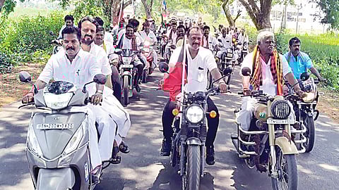 திமுக உள்ளிட்ட கூட்டணிக் கட்சிகளின் நிர்வாகிகளுடன் இருசக்கர வாகனத்தில் பேரணியாக வாக்குசேகரிக்கும் தேமுதிக வேட்பாளர் கிருஷ்ணமூர்த்தி.