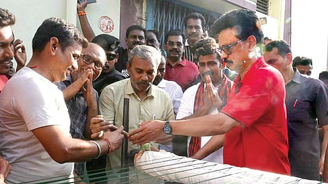 பரமக்குடியில் நெசவாளர்களுடன் இணைந்து பாவு பிரிக்கும் முதல்வர் மு.க.ஸ்டாலின்.