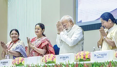 டெல்லியில் நேற்று நடைபெற்ற ‘நாரி சக்தி வந்தன்’ மாநாட்டில் பிரதமர் நரேந்திர மோடி பங்கேற்றார். உடன் டெல்லி முதல்வர் ரேகா குப்தா, மத்திய அமைச்சர் அன்னபூர்ணா தேவி உள்ளிட்டோர் உள்ளனர்.படம்: பிடிஐ