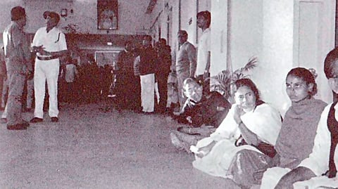 கொல்கத்தாவிலுள்ள ரைட்டர் பில்டிங்கில் முதல்வர் அலுவலகம் செயல்படும் அறைக்கு முன்பாக தரையில் அமர்ந்து தர்ணாவில் ஈடுபட்ட மம்தா பானர்ஜி. (கோப்புப் படம்)