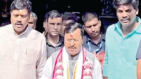 மதுரை மீனாட்சியம்மன் கோயிலில் தரிசனம் செய்துவிட்டு வெளியே வந்த பாஜக தேசியத் தலைவர் நிதின் நபின். | படம்: நா.தங்கரத்தினம் |