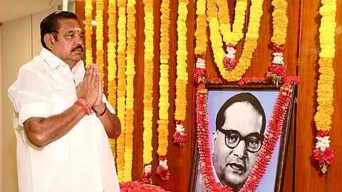 திண்டுக்கல்லில் அம்பேத்கர் உருவப்படத்திற்கு மலர்தூவி மரியாதை செய்த அதிமுக பொதுச்செயலாளர் எடப்பாடி பழனிச்சாமி.