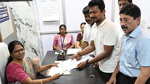 உதயநிதி வேட்புமனுவில் சொத்து விவரம் முரண்பாடு: வருமான வரித்துறை விசாரிக்க கோரி வழக்கு