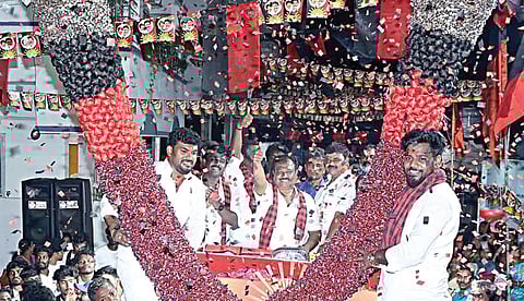 சோழிங்கநல்லூர் தொகுதி திமுக வேட்பாளர் அரவிந்த் ரமேஷுக்கு சாக்லேட் மாலை அணிவித்து வரவேற்ற திமுகவினர்.