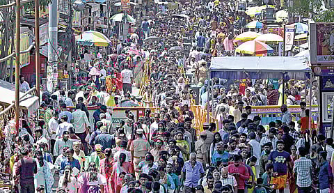 தமிழ்ப் புத்தாண்டு தினத்தையொட்டி, சென்னை வடபழனி முருகன் கோயிலில் சுவாமியை தரிசிக்க நீண்ட வரிசையில் காத்திருந்த பக்தர்கள். | படங்கள்: ம.பிரபு |