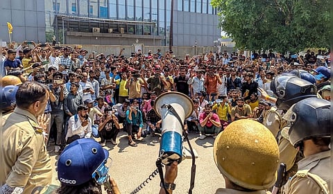 நொய்டாவில் போராடிய தொழிலாளர் ஊதியம் 21% வரை உயர்வு