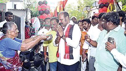 அசோக் நகர் பகுதியில் நேற்று தேர்தல் பிரச்சாரத்தில் ஈடுபட்ட தி.நகர் தொகுதி திமுக வேட்பாளர் ராஜா அன்பழகனுக்கு ஆரத்தி எடுத்து உற்சாக வரவேற்பு அளிக்கப்பட்டது.