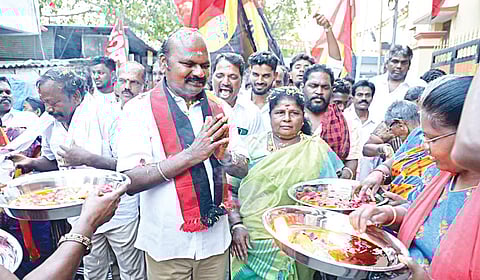 மயிலாப்பூரில் வீடு வீடாக சென்று வாக்கு சேகரிப்பில் ஈடுபட்ட திமுக வேட்பாளர் த.வேலு. | படம்: எல்.சீனிவாசன் |