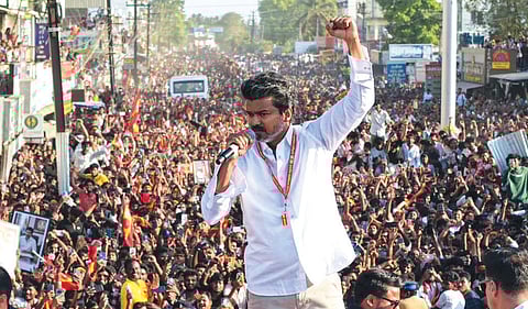 திருப்பூர் மாவட்டம் பெருமாநல்லூர் நால்ரோட்டில் தவெக வேட்பாளர்களை ஆதரித்து, பிரச்சார வாகனத்தின் மீது நின்று பேசிய விஜய்.