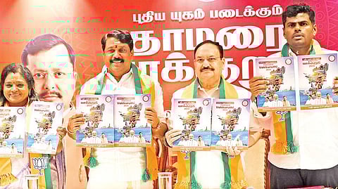 சென்னையில் மத்திய அமைச்சர் ஜே பி நட்டா தமிழக பாஜக தேர்தல் அறிக்கையை வெளியிட்டார். உடன் தமிழக பாஜக மாநில தலைவர் நயினார் நாகேந்திரன், தமிழிசை சௌந்தரராஜன், அண்ணாமலை. படம்: ம.பிரபு