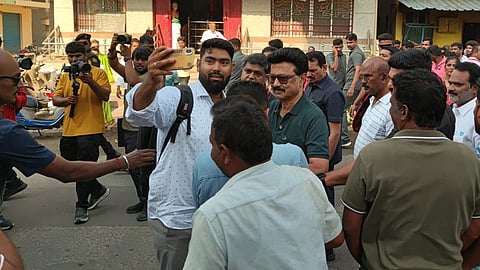 பாலக்கோடு தொகுதியில் முதல்வர் ஸ்டாலின் உடன் செல்ஃபி எடுக்க ஆர்வம் காட்டிய மக்கள்