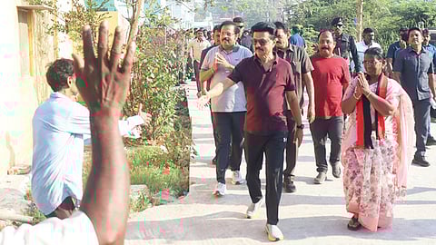 வேலூர் மாவட்டம் கே.வி.குப்பம் தொகுதியில் நடைப் பயிற்சி மேற்கொண்ட முதல்வர் மு.க.ஸ்டாலின் மக்களிடம் வாக்கு சேகரித்தார்.