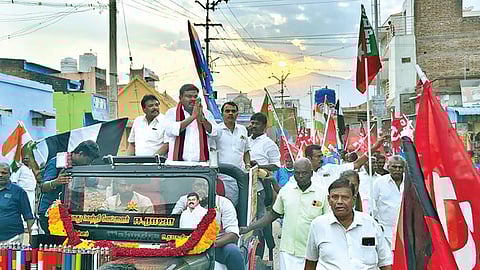வாசுதேவநல்லூர் தொகுதி திமுக வேட்பாளர் ஈ.ராஜா பொதுமக்களிடம் வாக்கு சேகரித்தார்.