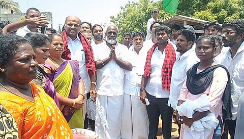 திமுக உள்ளிட்ட கூட்டணிக் கட்சிகளின் நிர்வாகிகளுடன் வாக்கு சேகரிப்பில் ஈடுபட்ட காங்கிரஸ் வேட்பாளர் துரை.சந்திரசேகர்.