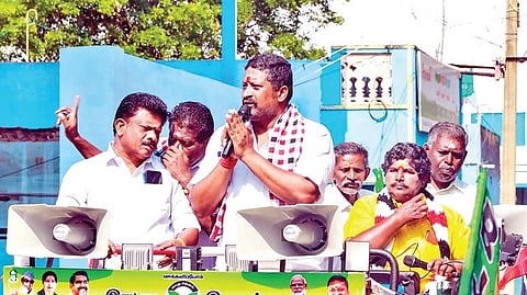 அதிமுக வேட்பாளர் கிருஷ்ணமுரளி