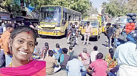 உத்தமர்கோவிலில் திருச்சி-சேலம் சாலையில் மறியலில் ஈடுபட்ட சிந்துஜாவின் உறவினர்கள். (உள்படம்) சிந்துஜா