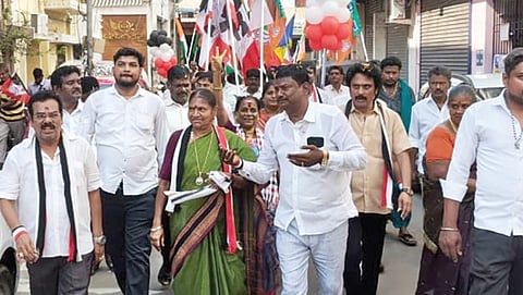 கோபாலபுரம் பகுதியில் வாக்கு சேகரிப்பில் ஈடுபட்ட அதிமுக வேட்பாளர் பா.வளர்மதி.