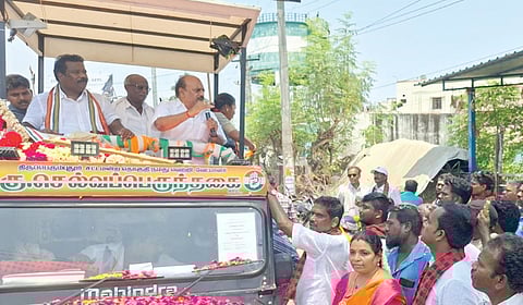 ஸ்ரீபெரும்புதூர் தொகுதியில் தீவிர வாக்கு சேகரிப்பில் ஈடுபட்டுள்ள காங்கிரஸ் வேட்பாளர் செல்வப்பெருந்தகை.