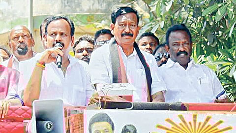 கும்மிடிப்பூண்டி தொகுதியில், வாகனத்தில் வீதிதோறும் சென்று வாக்கு சேகரிப்பில் ஈடுபட்டுள்ள திமுக வேட்பாளர் டி.ஜெ.கோவிந்தராஜன்.