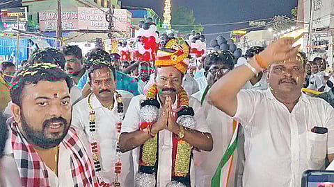 தாம்பரத்தில் அதிமுக வேட்பாளர் சிட்லபாக்கம் ச.ராஜேந்திரனுக்கு உற்சாக வரவேற்பு அளிக்கப்பட்டது.