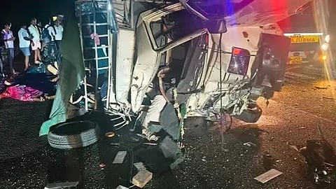 டேங்கர் லாரி மீது வேன் மோதி விபத்து - மந்திராலயம் சென்ற 8 பேர் உயிரிழப்பு