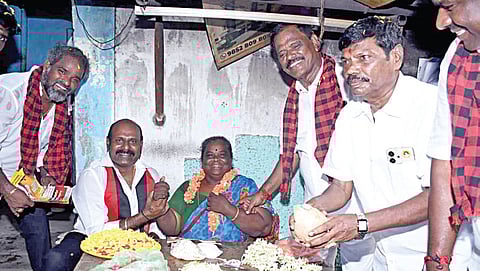 அசோக் நகரில் பிரச்சாரத்தில் ஈடுபட்ட திமுக வேட்பாளர் ராஜா அன்பழகன் பூ விற்கும் பெண்ணிடம் வாக்கு சேகரித்தார்.