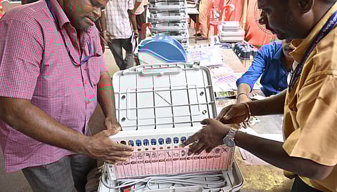 வாக்குப்பதிவு இயந்திரங்களில் 4,023 வேட்பாளர்களின் பெயர், சின்னம் பொருத்தும் பணி தொடக்கம்