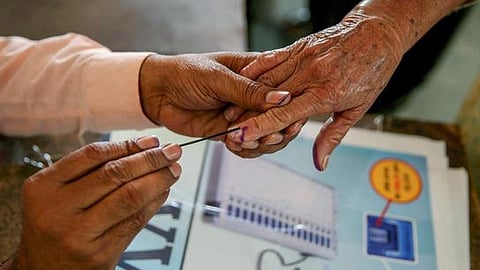 அலுவலர்களாக உள்ள மத்திய அரசு ஊழியர்களுக்கு தமிழ், ஆங்கிலம் தெரியாததால் வாக்குப்பதிவு பணியில் சிக்கல் ஏற்பட வாய்ப்பு