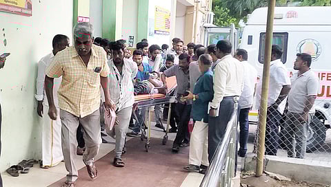 விபத்தில் காயம் அடைந்தவர்கள் பொள்ளாச்சி அரசு மருத்துவமனைக்கு சிகிச்சைக்காக கொண்டு வரப்பட்டனர்.