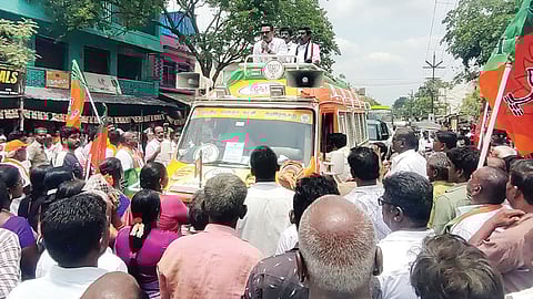 விருதுநகர் பாண்டியன் நகரில் அதிமுக வேட்பாளர் வி.ஜி.கணேசனை ஆதரித்து பிரச்சாரம் செய்த நடிகரும் பாஜக தேசிய பொதுக்குழு உறுப்பினருமான சரத்குமார்.