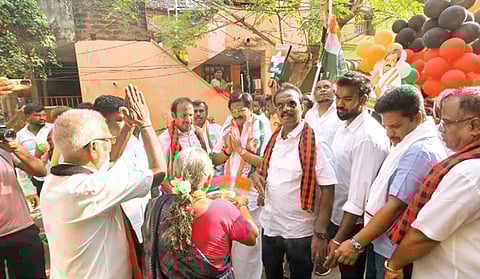 வேளச்சேரியில் வீதி வீதியாகச் சென்று வாக்கு சேகரித்த காங்கிரஸ் வேட்பாளர் அசன் மவுலானா.