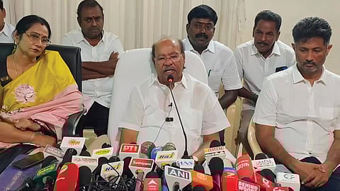 மகள் ஸ்ரீகாந்தி, பேரன் முகுந்தனுடன் தைலாபுரத்தில் செய்தியாளர்களைச் சந்தித்த பாமக நிறுவனர் ராமதாஸ்.