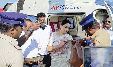 ஊட்டி தீட்டுக்கலில் குஷ்பு வந்த ஹெலிப்காப்டரையும் அவரது கைப்பையையும் சோதனையிட்ட பறக்கும் படையினர்.