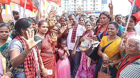 படம்: சோளிங்கநல்லூர் தொகுதியில் வாக்கு சேகரிப்பில் ஈடுபட்ட திமுக வேட்பாளர் அரவிந்த் ரமேஷ்.