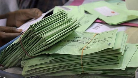 அரசு அலுவலர்களுக்கு உரிய நேரத்தில் தபால் வாக்கு சீட்டு கிடைக்கவில்லை என குற்றச்சாட்டு