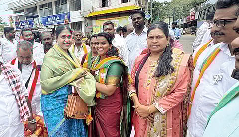 விளவங்கோடு பகுதி மக்களிடம் வாக்கு சேகரிக்கும் பாஜக வேட்பாளர் விஜயதரணி.