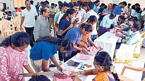 முதல்கட்ட தபால் வாக்குப் பதிவு விறுவிறுப்பு: நீண்ட வரிசையில் காத்திருந்து வாக்களித்த போலீஸார்