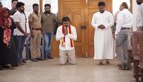 திருச்சி கிழக்கு தொகுதியில் வயர்லெஸ் சாலை புனித அந்தோணியார் ஆலயத்தில் விஜய் மண்டியிட்டு பிரார்த்தனை செய்தார்.