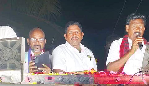 கும்மிடிப்பூண்டி ஊராட்சி ஒன்றிய பகுதிகளில் நேற்று டி. ஜெ. கோவிந்தராஜன் தீவிர வாக்கு சேகரிப்பில் ஈடுபட்டார்.