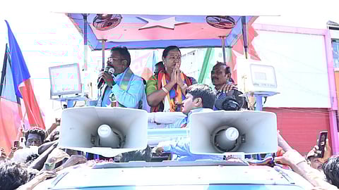 விருத்தாசலம் தொகுதியில் போட்டியிடும் தேமுதிக பொதுச்செயலாளர் பிரேமலதாவுக்கு திருமாவளவன் நேற்று வாக்கு சேகரித்தார்.