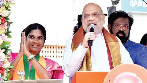 ஈரோடு மாவட்டம் சிவகிரியில் மொடக்குறிச்சி பாஜக வேட்பாளரை ஆதரித்து பேசிய மத்திய உள்துறை அமைச்சர் அமித்ஷா. உடன், வேட்பாளர் கிருத்திகா உட்பட பலர்.