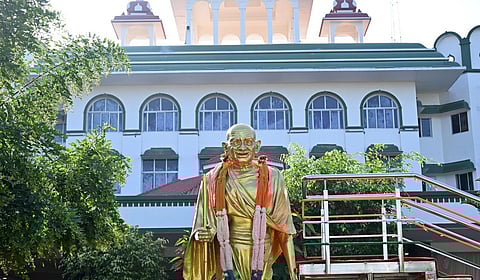 மீனாட்சியம்மன் கோயில் குடமுழுக்கில் தமிழ் மொழிக்கு அதிக முக்கியத்துவம் வழங்க உயர் நீதிமன்றம் உத்தரவு