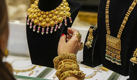 தங்கம் விலையில் மாற்றம் இல்லை; வெள்ளி கிலோவுக்கு ரூ.5,000 குறைவு