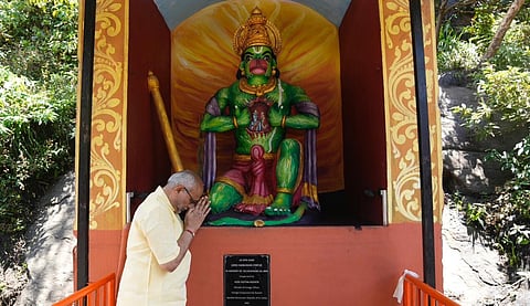 அசோக வனத்தில் உள்ள அனுமன் கோயிலில் தரிசனம் செய்த குடியரசு துணைத் தலைவர் சி.பி.ராதாகிருஷ்ணன்.