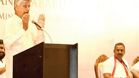 கோவையில் நேற்று நடந்த நிகழ்ச்சியில் பேசிய ஆந்திர முதல்வர் சந்திரபாபு நாயுடு. உடன், முன்னாள் அமைச்சர் எஸ்.பி.வேலுமணி. படம்: ஜெ.மனோகரன்