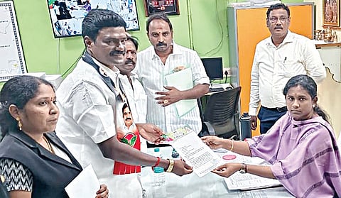 செங்கல்பட்டு தொகுதி தேர்தல் நடத்தும் அலுவலரிடம் புகார் மனு அளித்த அதிமுக வேட்பாளர் கஜேந்திரன்.